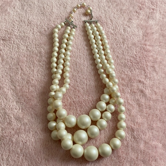 Jewelry - Matte faux three string pearls